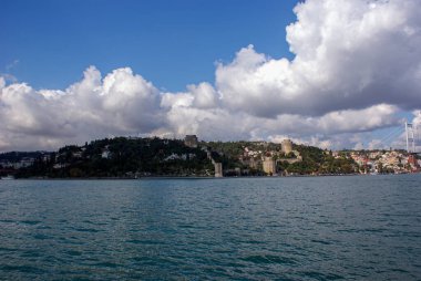 Gökyüzüne karşı deniz ve binaların panoramik görüntüsü