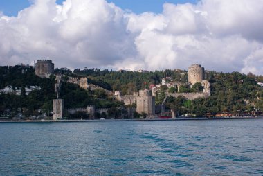 Gökyüzüne karşı deniz ve binaların panoramik görüntüsü