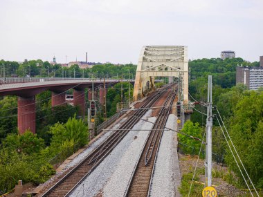 Gökyüzüne karşı rayların yüksek açılı görüntüsü