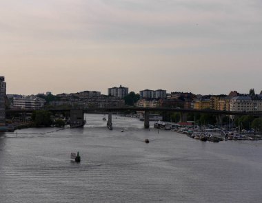 Nehrin gökyüzüne karşı binalarla manzarası