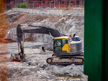 Yazın bir inşaat alanında kazıcı.