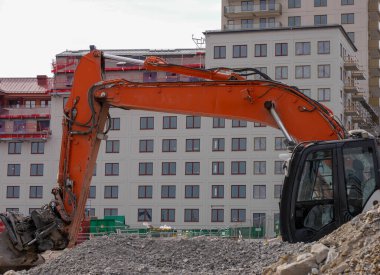 Yazın bir inşaat alanında kazıcı.