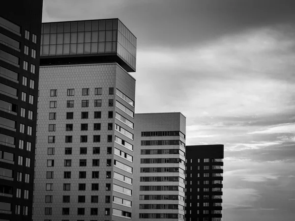 Alacsony Szögű Kilátás Modern Apartman Épület Fekete Fehér — Stock Fotó