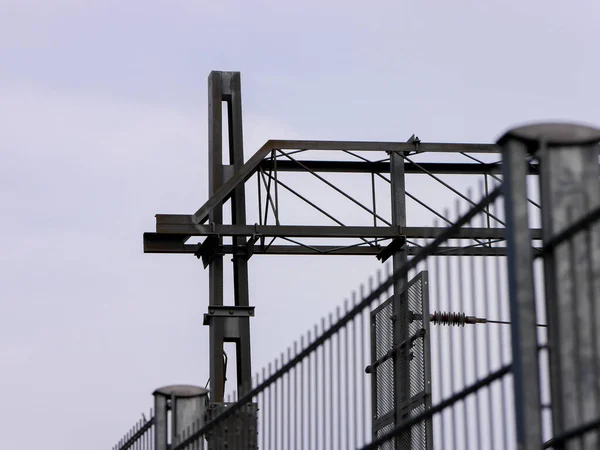 空に対する金属構造物の低角度ビュー — ストック写真