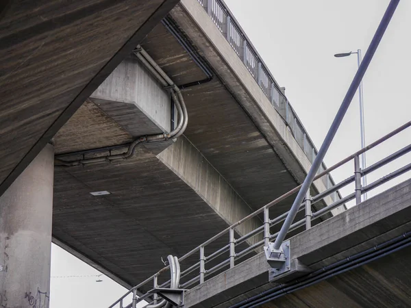 Низкий Угол Обзора Мостов Против Неба — стоковое фото