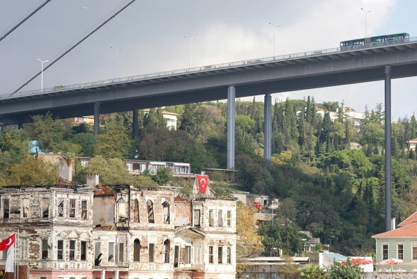 都市の川にかかる橋の低角度ビュー — ストック写真