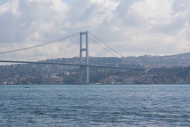 Deniz üzerindeki asma köprü manzarası