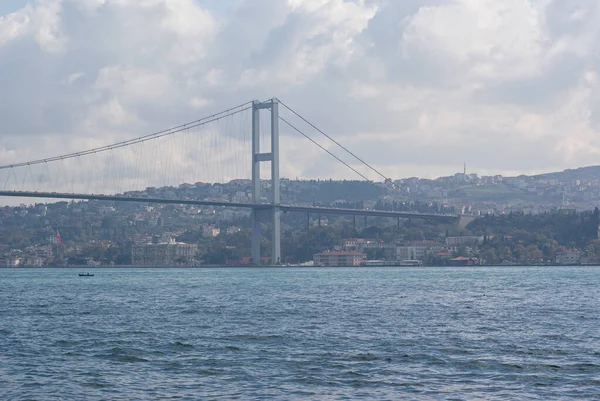 海にかかる吊り橋の眺め — ストック写真