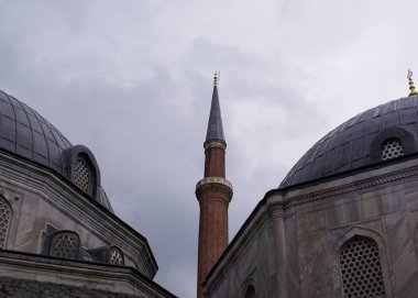 Düşük açı bir camiyi bulutlu gökyüzüne karşı görmek 