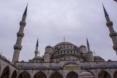 Bulutlu gökyüzüne karşı caminin alçak açılı görüntüsü 