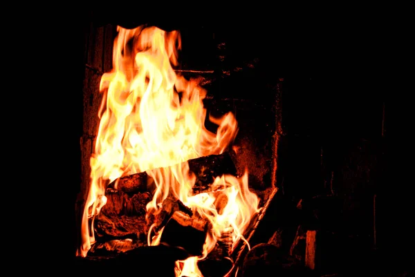夜の間の屋内の暖炉の眺め — ストック写真