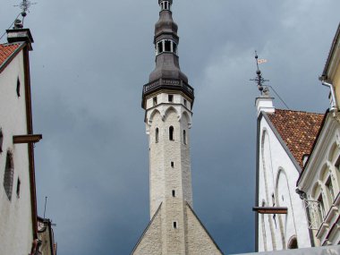 Bulutlu gökyüzü karşı binaların düşük açılı görünüş 