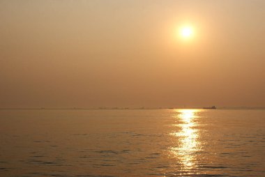 Deniz gökyüzü günbatımı sırasında karşı doğal görünümü