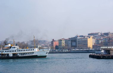 Açık gökyüzüne karşı denizdeki teknelerin görüntüsü