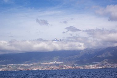Gökyüzüne karşı şehrin deniz manzarası