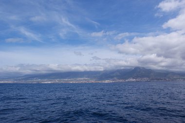 Gökyüzüne karşı deniz manzarası