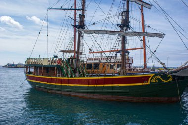 Limanda gökyüzüne karşı demirlenmiş yelkenli gemisinin görüntüsü