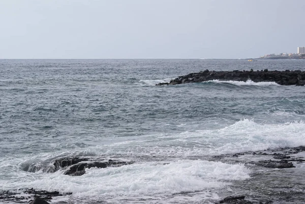 Açık Gökyüzüne Karşı Deniz Manzarası — Stok fotoğraf