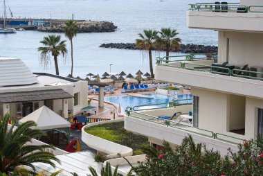 Yüksek açılı deniz havuzu manzarası