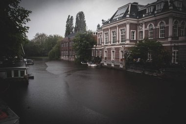 Yağmurlu günlerde şehirde bir kanal 