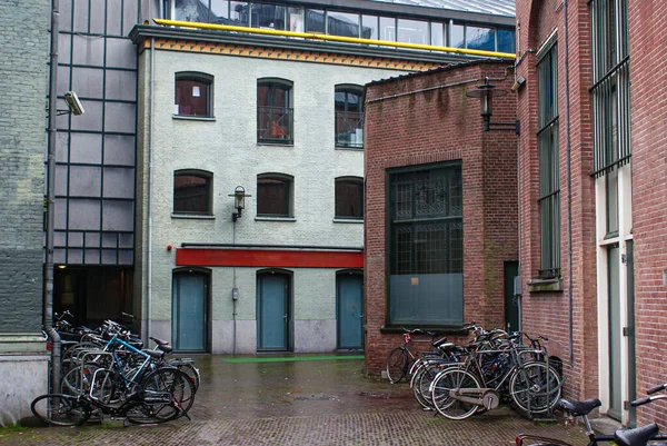 Bicicletas Estacionadas Frente Edifícios Durante Dia Chuvoso — Fotografia de Stock