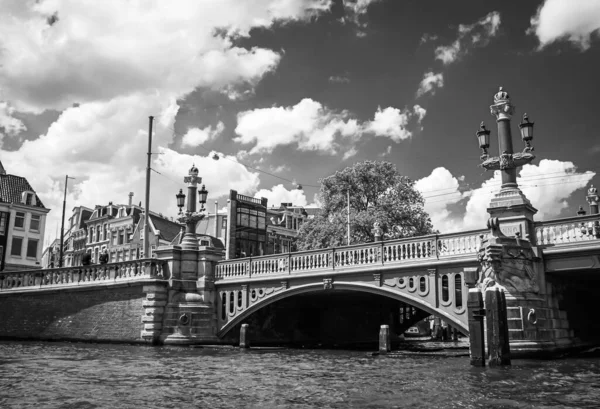 Şehirde Siyah Beyaz Bir Kanal Üzerinde Bir Köprü — Stok fotoğraf
