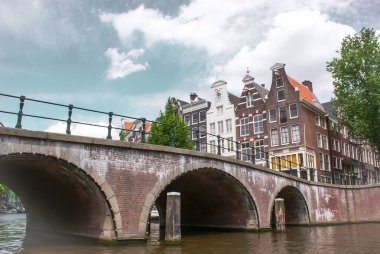 Nehrin üzerindeki köprünün alçak açılı görüntüsü gökyüzüne karşı