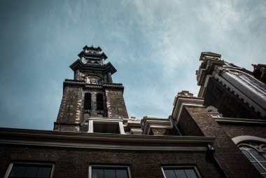 Gökyüzüne karşı bir kilisenin alçak açılı görüntüsü 