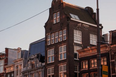 Akşam saatlerinde gökyüzüne karşı binaların alçak açılı görüntüsü 