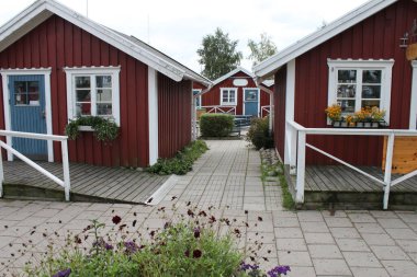 Yaz boyunca üç küçük kırmızı ahşap bina 