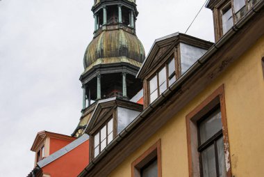 Gökyüzüne karşı binaların alçak açılı görüntüsü 