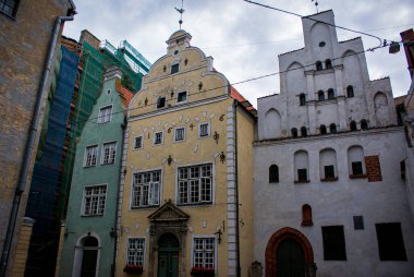 Gökyüzüne karşı eski binaların alçak açılı görüntüsü