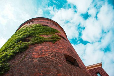 Gökyüzüne bakan bir kulenin alçak açılı görüntüsü 