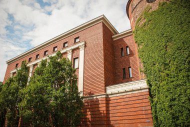 Gökyüzüne karşı tuğla bir binanın alçak açılı görüntüsü 