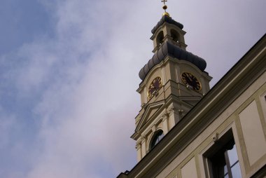 Bulutlu gökyüzüne karşı bir kilisenin alçak açılı görüntüsü 