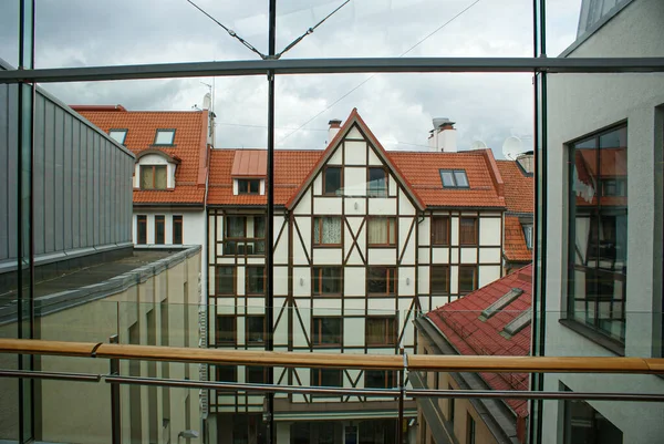 Άποψη Των Κτιρίων Στην Πόλη Μέσα Από Ένα Παράθυρο — Φωτογραφία Αρχείου