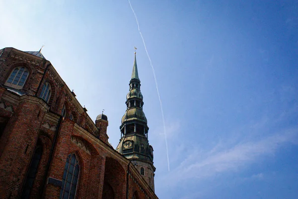 Sudut Pandang Yang Rendah Dari Sebuah Gereja Tua Terhadap Langit — Stok Foto