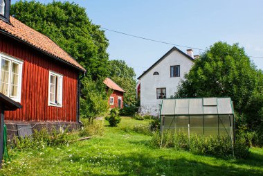 Ahırın önünde bir sera.