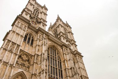Gökyüzüne karşı ünlü kilisenin alçak açılı görüntüsü 