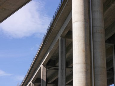 Gökyüzüne karşı köprülerin alçak açılı görüntüsü 