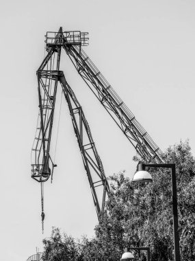 Gökyüzüne bakan bir vincin alçak açılı görüntüsü 