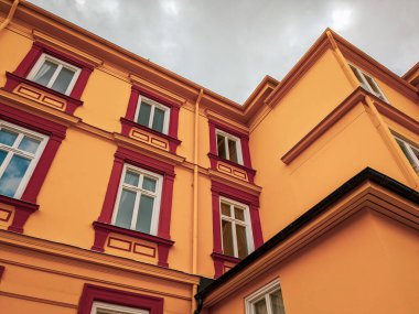 Gökyüzüne bakan bir binanın alçak açılı görüntüsü 