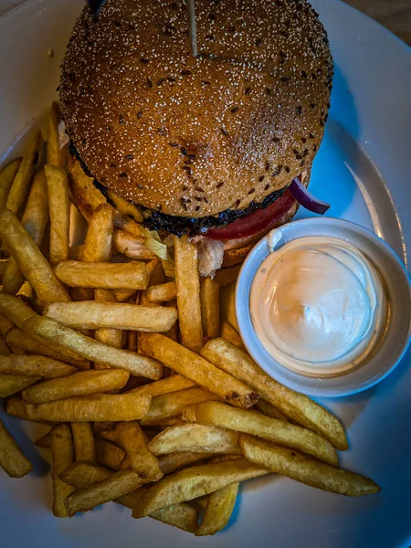 Nahaufnahme Eines Hamburgers Mit Pommes Auf Einem Teller — Stockfoto