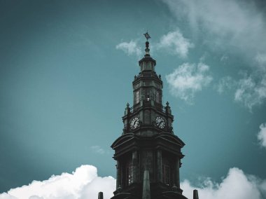 Bulutlu bir günde büyük bir saat kulesi