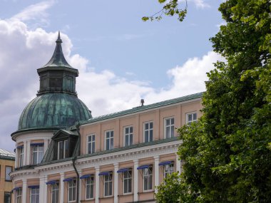 Gökyüzüne karşı binaların alçak açılı görüntüsü 