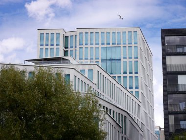 Bulutlu gökyüzü karşı binaların düşük açılı görünüş 