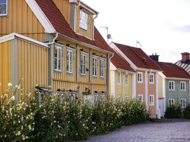Gökyüzüne karşı yerleşim binalarının görüntüsü