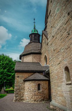 Saat kulesi olan eski bir tuğla bina.