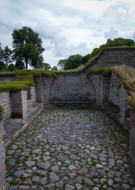 Yaz boyunca eski bir harabe manzarası 