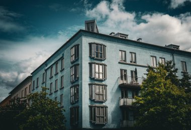 Şehirdeki binanın düşük açılı görüntüsü 